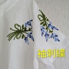 【ほぼ新品】白半袖　花柄刺繍ブラウス　フリーサイズの画像