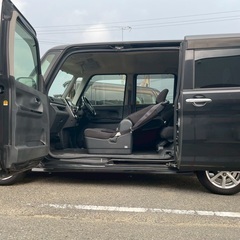 フル装備お買い得車☆25年式☆月々9千円〜分割可❗️車検2年付き！【名義変更代込み】広い車内！大人気‼️ダイハツ タントカスタム☆人気のブラック☆ステアリングスイッチ付き☆Bluetooth対応ナビ付き☆走行中DVD見れます☆ETC付き☆便利なバックカメラ付き☆純正アルミ☆事故修復歴無し☆電動スライドドア☆ドライブレコーダー☆そのまま乗って帰れます！の画像