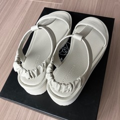 ビューティー&ユース　Tストラッププラットフォームサンダルの画像