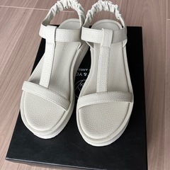 ビューティー&ユース　Tストラッププラットフォームサンダルの画像