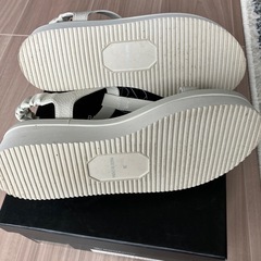 ビューティー&ユース　Tストラッププラットフォームサンダルの画像
