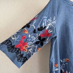 七分袖青　花柄刺繍ブラウス　綿100% フリーサイズの画像