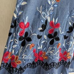 七分袖青　花柄刺繍ブラウス　綿100% フリーサイズの画像