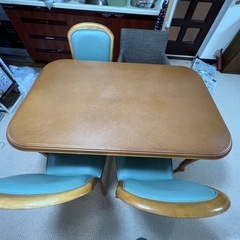 椅子4脚あります　ダイニングテーブル の画像