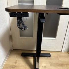 昇降式スタンディングデスク　サイドテーブル　カップホルダー コンセント付きの画像