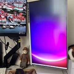 Japannext 4K モニター　27インチ　二つの画像