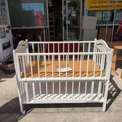 Alice ベビーベッド ホワイトカラー キャスター付 小さいキズ多め 【こちらは店舗です。浜村鹿野温泉ICから3分 買取本舗 宮本リサイクル 営業時間9～19時 定休日水曜のみ←連絡できませんm(_ _)m】の画像