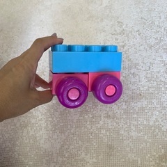 カラフルなブロックと車輪付きデザインの画像