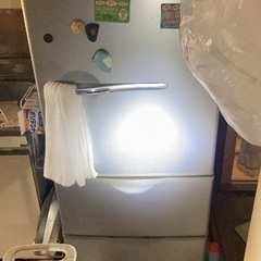 冷蔵庫を処分してくれたら37インチテレビ、ベットなどあげますの画像