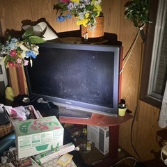 冷蔵庫を処分してくれたら37インチテレビ、ベットなどあげますの画像