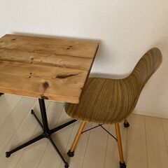 カフェテーブルの画像