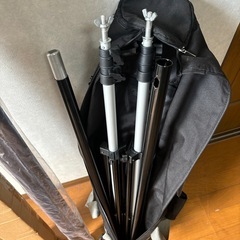 プロジェクター　スクリーンと足の画像