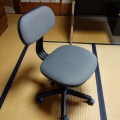 事務机と事務椅子のセットの画像