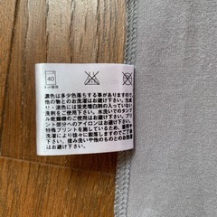 グレー ネックレスプリント タンクトップ　ブラ付きの画像
