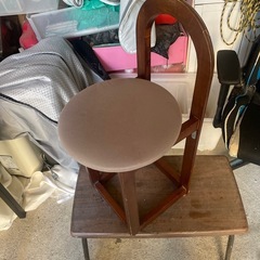 木製小型椅子の画像