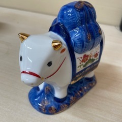 瀬戸焼染錦招福丑の陶器の置物（福俵・大）【牛、うし、ウシ/干支/インテリア/正月/縁起物】の画像