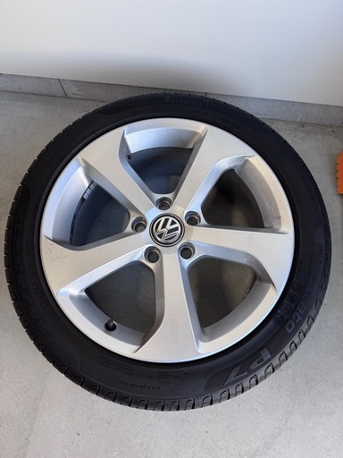 VW ゴルフ7.5GTI純正225/45 R17 PIRELLIバリ溝タイヤ20