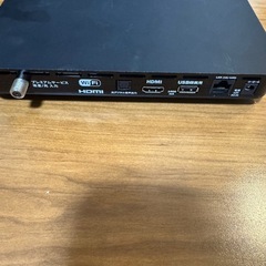 スカパープレミアムチューナ一　リモコンとLANケーブルと電源ケーブルの画像