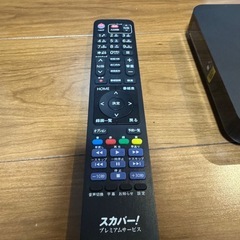 スカパープレミアムチューナ一　リモコンとLANケーブルと電源ケーブルの画像