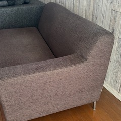 茶色ソファーの画像