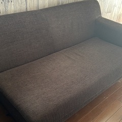 茶色ソファーの画像
