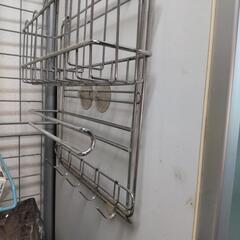 棚に引っ掛けて使う収納の画像