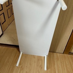 白テーブルの画像