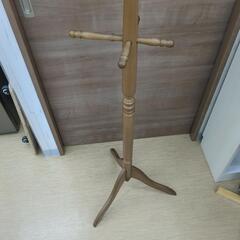 ポールハンガー 木製 ダークブラウン 小傷【こちらは店舗です。浜村鹿野温泉ICから3分 買取本舗 宮本リサイクル 営業時間9～19時 定休日水曜のみ←連絡できませんm(_ _)m】の画像