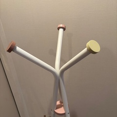北欧　とてもおしゃれなモダン ピンクホワイト ハンガーラックの画像