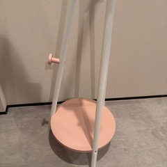 北欧　とてもおしゃれなモダン ピンクホワイト ハンガーラックの画像