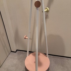 北欧　とてもおしゃれなモダン ピンクホワイト ハンガーラックの画像