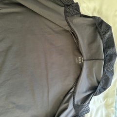 ほぼ新品に近い！　ユニクロ　UNIQLO　ダークグレーパーカーの画像