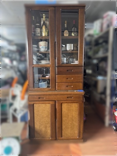 木製の食器棚