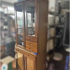 木製の食器棚の画像