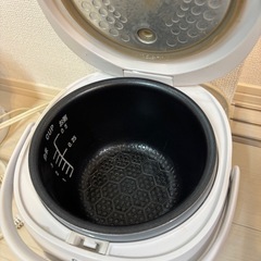シンプルな炊飯器の画像