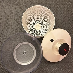 OXOのサラダスピナーほか食器類の画像