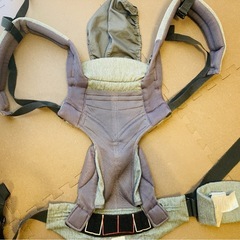 ergobaby(エルゴベビー)抱っこひも　調整ストラップ＋よだれカバー付きの画像