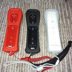 任天堂 Wii 本体一式とソフト３点とカバー付きコントローラー3点とヌンチャクコントローラー３点の画像
