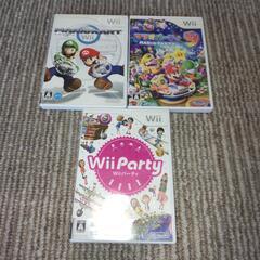 任天堂 Wii 本体一式とソフト３点とカバー付きコントローラー3点とヌンチャクコントローラー３点の画像