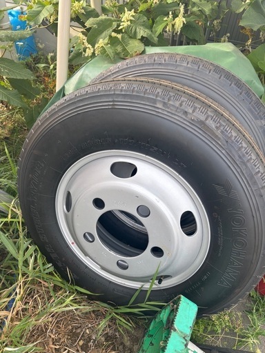 トラックタイヤ