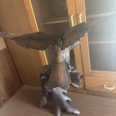 銅製の鷹のオブジェの画像