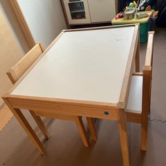 IKEAの子供机、椅子セット
の画像