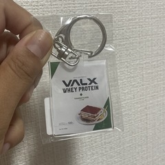 無料でどうぞ！VALXプロテインのチャームとバッジです☺️の画像