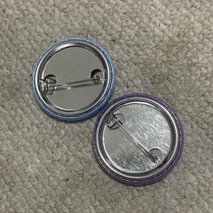 無料でどうぞ！VALXプロテインのチャームとバッジです☺️の画像