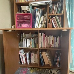 本棚兼折りたたみ式の机の画像