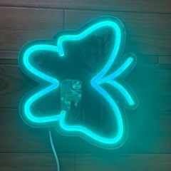 蝶々の形の鏡の画像