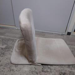 ベッドの上でも使えるコンパクト座椅子の画像