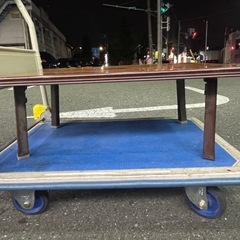 折りたたみの低いテーブルの画像