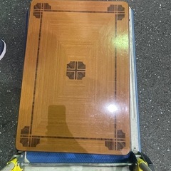 折りたたみの低いテーブルの画像