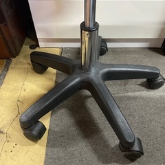 キャスター付き丸椅子　の画像